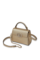 حقيبة صغيرة بيد علوية وحلية شعار V